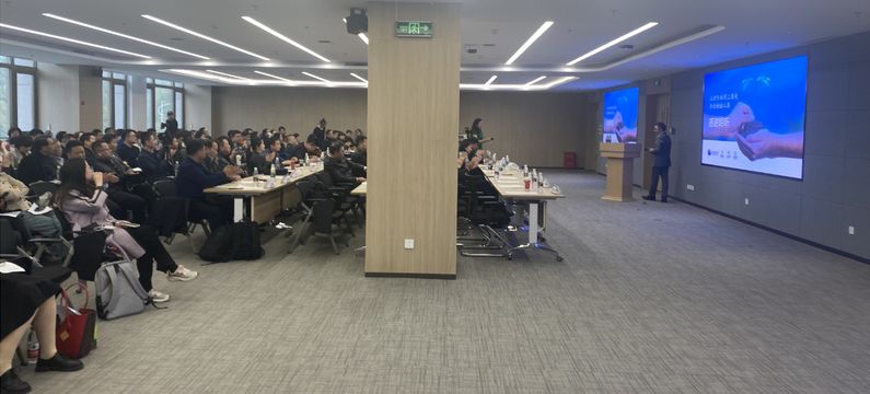 1700013312.jpg 秦商精神,以药报国--铭研医药何小炳主讲“秦商故事会” (1).jpg